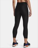 Achterkant van een zwarte legging met hoge taille. Het Under Armour logo is zichtbaar op de linker kuit.