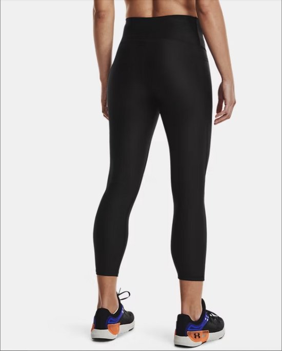 Achterkant van een zwarte legging met hoge taille. Het Under Armour logo is zichtbaar op de linker kuit.