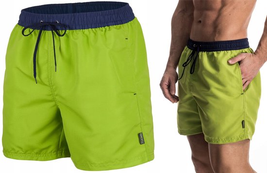Short de bain vert clair avec ceinture bleu marine et lacets bleu marine. Logo sur la jambe droite.