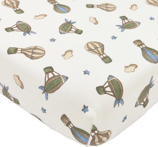 Detail van ledikantlaken met opdruk van luchtballonnen, sterren en wolken in bruin, groen en blauw.