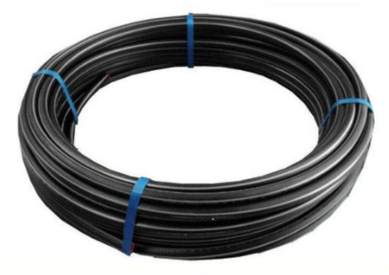 Zwarte polyethyleenslang van 25 mm diameter, opgerold en bijeengehouden door twee blauwe banden.