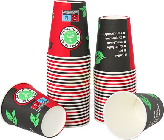 Stapel koffiebekers met rode en zwarte opdruk: "COFFEE TO GO" en lijsten met koffievariaties. Ook losse bekers zichtbaar.