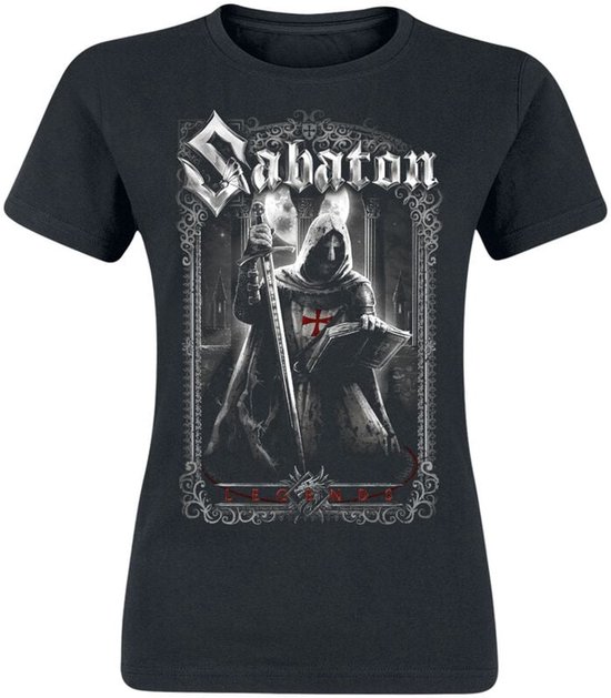 Zwart t-shirt met de 'Sabaton' bandnaam en een afbeelding van een ridder met een kruis, boek en strijdbijl.