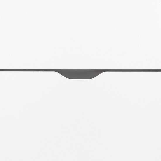 Detail van een ingebogen handgreep op een witte lade.