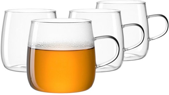 Set van vier glazen mokken, één gevuld met amberkleurige thee.