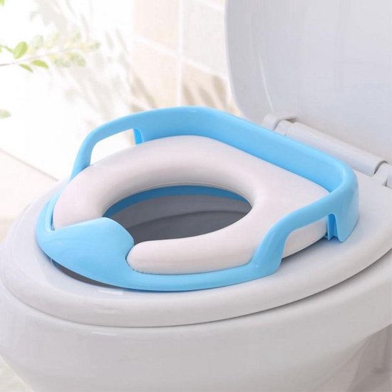 Réducteur de toilette bleu clair et blanc placé sur une cuvette de toilette blanche.