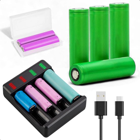 Compositie met een zwarte batterijlader, vier groene 18650 batterijen, een doorzichtige opbergdoos met twee paarse batterijen en twee USB-kabels (USB-A en USB-C).