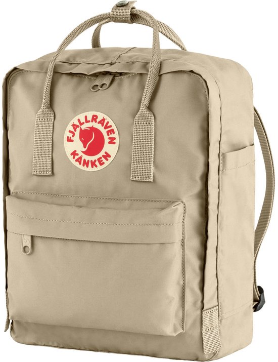 Lichtbruine Fjallraven Kanken rugzak met rood-wit logo.