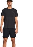 Man in zwart sportshirt en zwarte sportbroek met dubbele laag, 7 inch binnenbeenlengte.