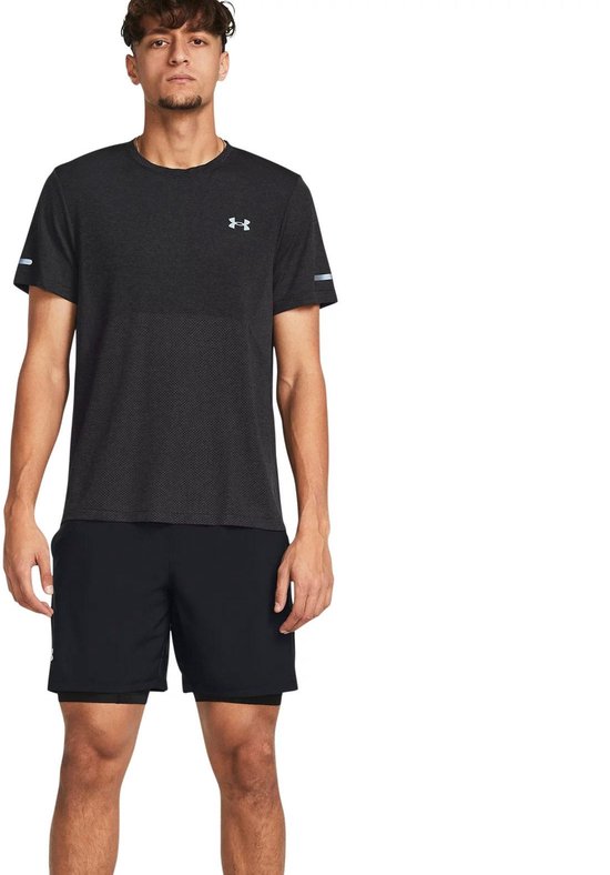 Man in zwart sportshirt en zwarte sportbroek met dubbele laag, 7 inch binnenbeenlengte.