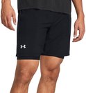 Zijkant van een man in zwarte sportbroek met dubbele laag en Under Armour logo.
