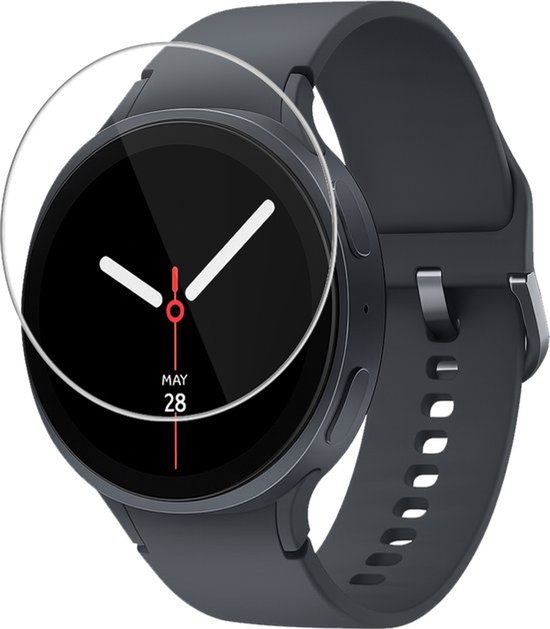 Een ronde, zwarte smartwatch met een screenprotector. De wijzers zijn wit en de datum 'MAY 28' is zichtbaar.