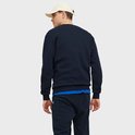 Man met witte pet, gezien van achteren. Draagt een donkerblauwe effen sweater met ronde hals en een blauwe voering.