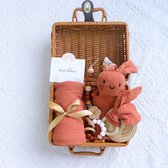 WOODEN TEETHER 7-delig geschenkset voor mama en baby, babycadeau voor meisje en jongen met mama-kaart, babyratelaar, rietjesbeker, sokken, wenskaart, pasgeborenen cadeau voor babyshower (beer, klein