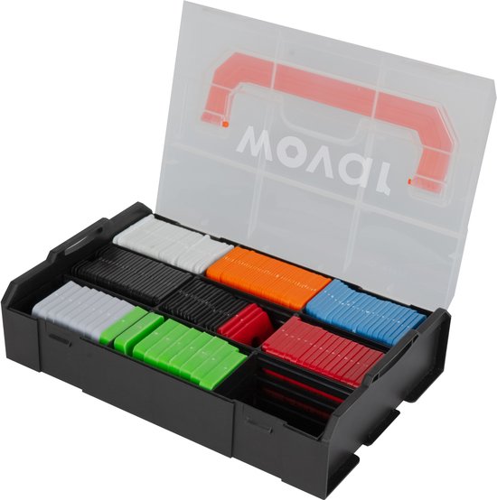 Zwarte opbergbox met transparant deksel, opengeklapt, met vakken vol met gekleurde uitvulplaatjes. De tekst 'wovar' is zichtbaar.