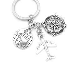 Travel Around The World Sleutelhanger – Met Vliegtuig, Kompas & Wereldbol – Reissleutelhanger – Zilver – Cadeau voor Reisliefhebbers & Backpackers