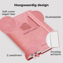 Roze budget planner met zacht vegan leren omslag, sluitelastiek, 2 lintjes en envelop achterin.