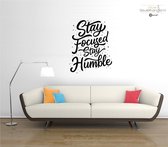 Muursticker - Stay Focused Stay Humble - 58x72 - Zwart