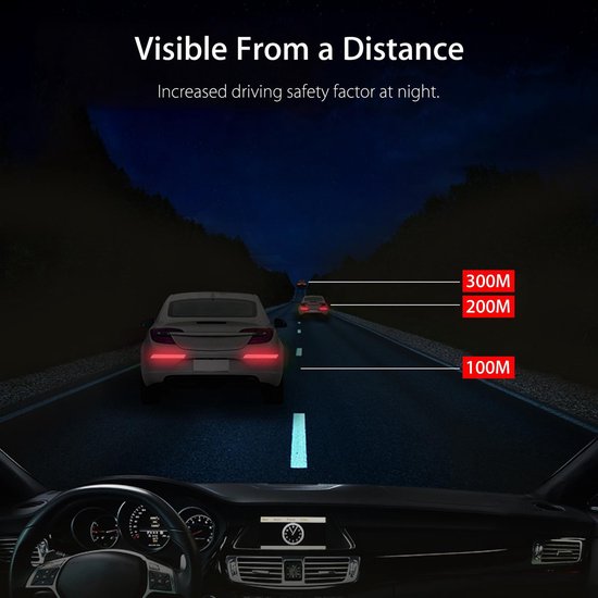 Auto's op een donkere weg met reflecterende achterlichten, toont zichtbaarheid op afstand.