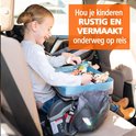 Meisje met haar staartjes, zittend in een autostoeltje, speelt met poppen op een blauw reiskleed. Tekst: "Hou je kinderen RUSTIG EN VERMAAKT onderweg op reis."
