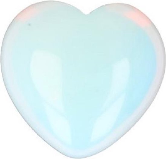 Een wit opalieten hart met blauwe en roze gloed.