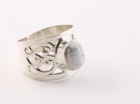 Opengewerkte zilveren ring met howliet - maat 17.5