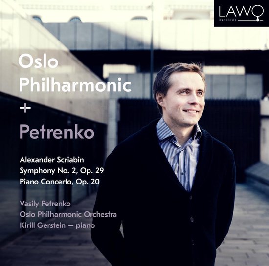 Albumhoes: Vasily Petrenko, dirigent, glimlacht naar rechts. Oslo Philharmonic + Petrenko. Alexander Scriabin, Symphony No. 2, Op. 29, Piano Concerto, Op. 20.