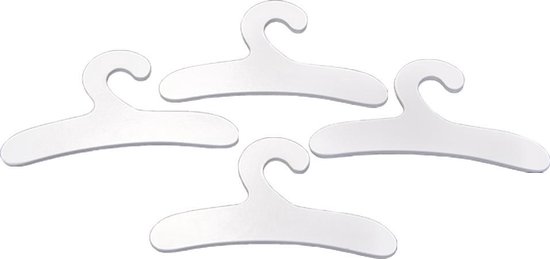 Vier witte plastic kledinghangers voor poppenkleding, tentoongesteld op een witte achtergrond.