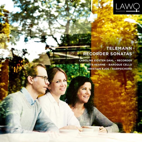 Albumhoes met drie muzikanten aan tafel in een herfstig bos. Tekst: Telemann Recorder Sonatas, Lawo Classics.