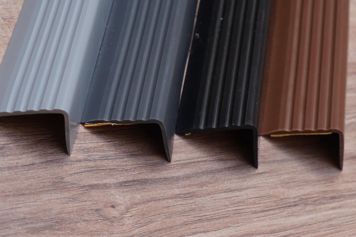 PVC -ANTISLIP TRAPPROFIEL -ZELFKLEVEND DONKERGRIJS P2ND 41X25 mm X 150 cm X (set van15 stuks ) )