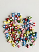 Kleine houten lieveheersbeestjes met plakkertje – 100 stuks - mix met rood, groen, blauw, roze, oranje en geel - afmeting: 1,2 centimeter x 9 millimeter - in 1 zakje