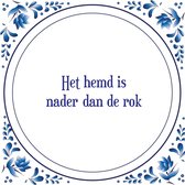 Tegel met spreuk |Spreuktegels | Wanddecoratie | Het hemd is nader dan de rok