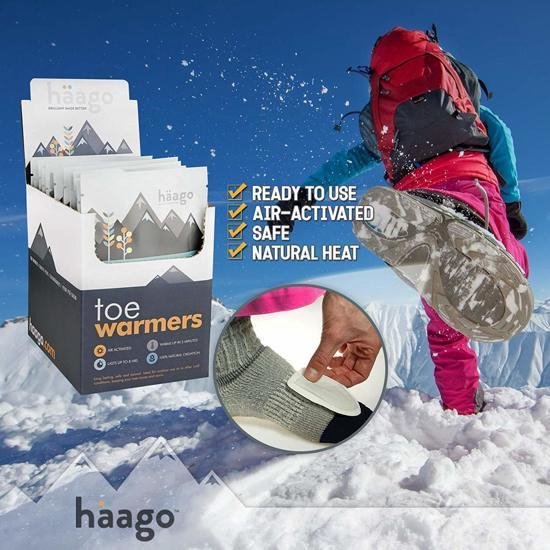 Een vrouw met rode skikleding in de sneeuw. Een close-up toont hoe een Häago teenthermowarmers in een sok wordt geplaatst.
