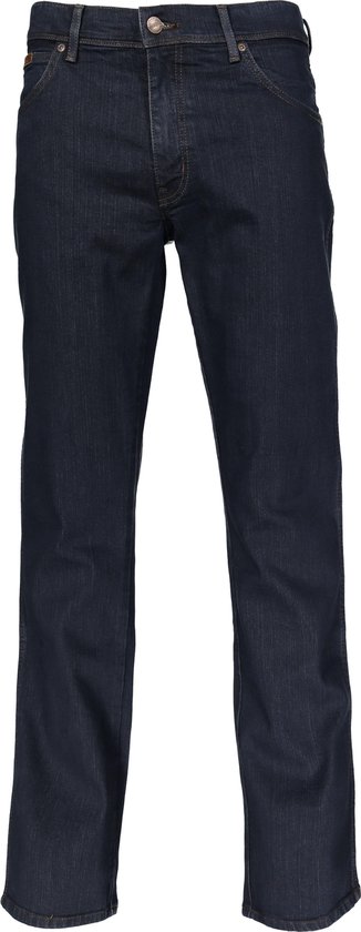 Donkerblauwe Wrangler regular fit jeans, frontaal aanzicht op een witte achtergrond.