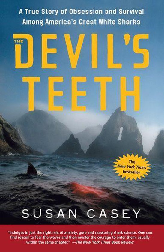 Boekhoes met de titel 'The Devil's Teeth' van Susan Casey, met een haai die uit de zee steekt bij rotsachtige eilanden.
