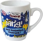 Verjaardag - Cartoon Mok - Hiep hiep hoera Jarig, een historisch moment - Gevuld met een snoepmix - In cadeauverpakking met gekleurd krullint