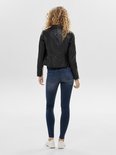 Zwarte imitatieleren bikerjack, achterkant, met zilverkleurige ritssluitingen en skinny jeans.