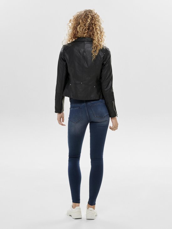 Zwarte imitatieleren bikerjack, achterkant, met zilverkleurige ritssluitingen en skinny jeans.