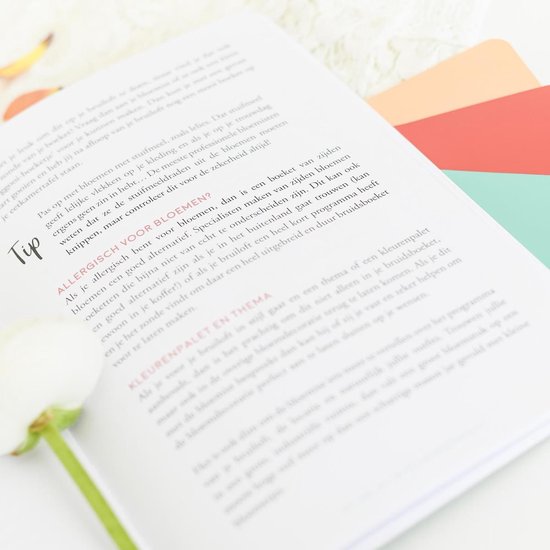 Een open boek met de tekst 'Trouwen doe je zo!' en een roze roos.