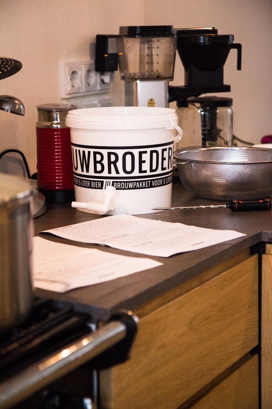 Witte emmer met 'Brouwerij' in zwarte letters, voor 5 liter bier.