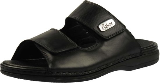 Zwarte leren Rieker slipper met klittenbandsluiting, op de zijkant gezien.
