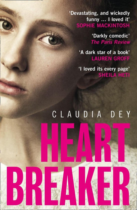 Boekhoes voor 'Heartbreaker' van Claudia Dey met een close-up van het gezicht van een jonge vrouw en citaten in roze en witte letters.