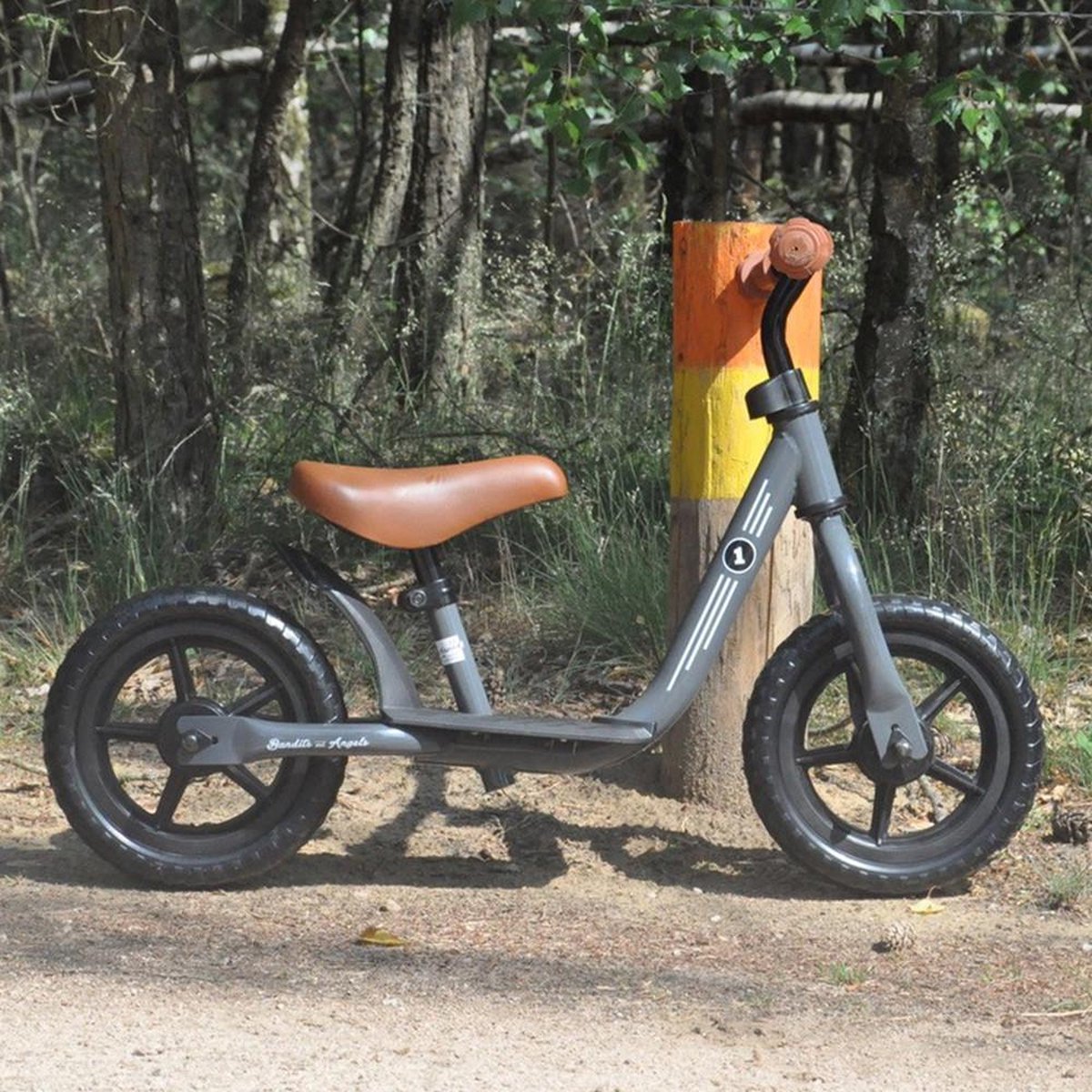 Bandits & Angels Metalen Loopfiets Starter Grijs met Voetenplank vanaf 2 Jaar - Limited Edition - Grijze Loop Fiets - Verstelbaar Zadel 29 tot 39 cm - Voor Jongens en Meisjes - Compact en Veilig - Lage Instap met Voetenplank — afbeelding 6
