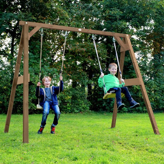 Twee jongens op een houten schommelframe met bruine palen in een tuin.