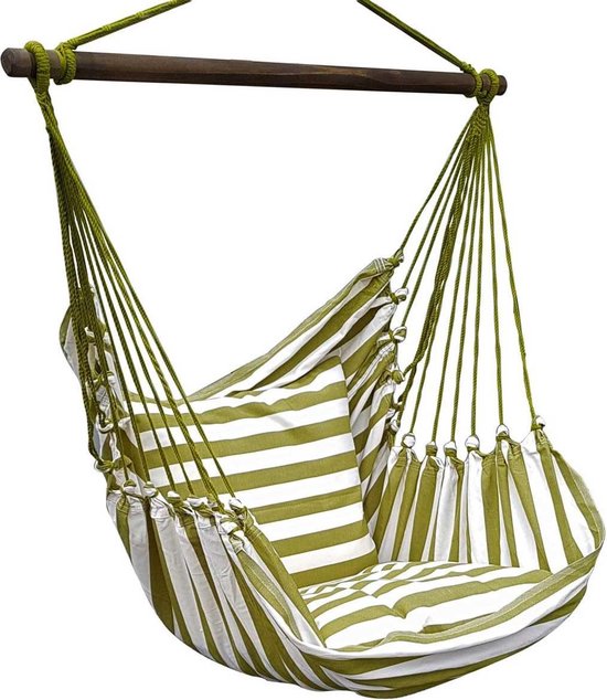 Groene en witte gestreepte hangstoel met twee kussens, opgehangen aan een houten dwarsbalk.