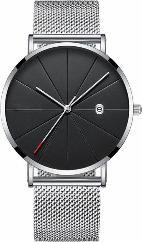 Zilverkleurig Fako horloge met mesh band en een zwarte wijzerplaat met datumvenster.
