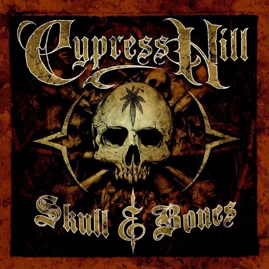 Een doodshoofd met een wietblad erop in het midden. De tekst "Cypress Hill" en "Skull & Bones" staat erboven en onder.