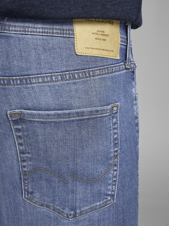 Close-up van de achterkant van een lichtblauwe jeans met het Jack & Jones label.