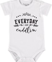 Baby Rompertje met tekst 'Everyday i'm cuddling' |Korte mouw l | wit zwart | maat 50/56 | cadeau | Kraamcadeau | Kraamkado