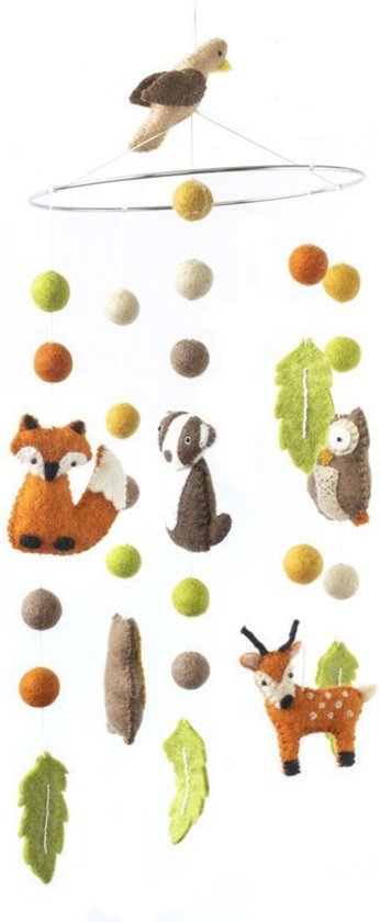 Vilten mobiel met vos, das, uil, hert, bever, vogel, bladeren en ballen in oranje, groen, bruin en crème.